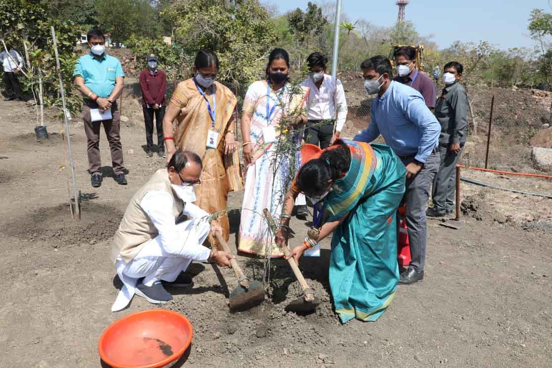 CM Shivraj Singh Chouhan Planted Saplings स्मार्ट उद्यान में बादाम और केसिया के  रोपे पौधे