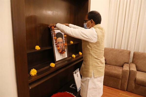 Salute to Veer Savarkar on his Death Anniversary मुख्यमंत्री चौहान ने वीर सावरकर के चित्र पर किया माल्यार्पण