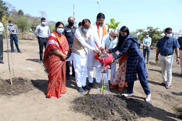 CM Shivraj Singh Chouhan Planted Saplings in Shyamala Hills स्मार्ट उद्यान में लगाए बादाम और मौलश्री के पौधे