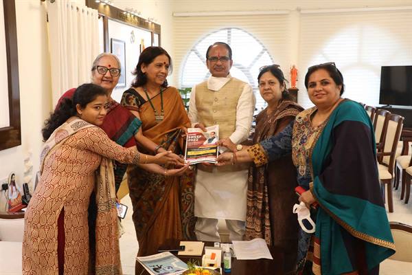 Women Entrepreneurs Met CM Shivraj Chauhan अंतर्राष्ट्रीय कॉन्फ्रेंस के शुभारंभ के लिए किया आमंत्रित