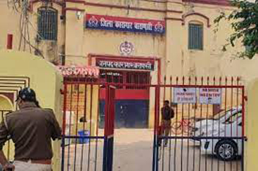 Ruckus of Prisoners in Varanasi Jail बंदी की मौत के बाद आक्रोशित कैदियों ने जेल में जमकर किया पथराव