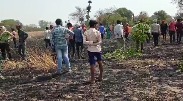 Field Fire in Tikamgarh किसान की पूरी फसल जलकर हुई तबाह