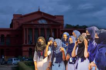 Karnataka Hijab Controversy हाईकोर्ट ने फैसला सुनाते हुए कहा कि इस्लाम में हिजाब नहीं अनिवार्य