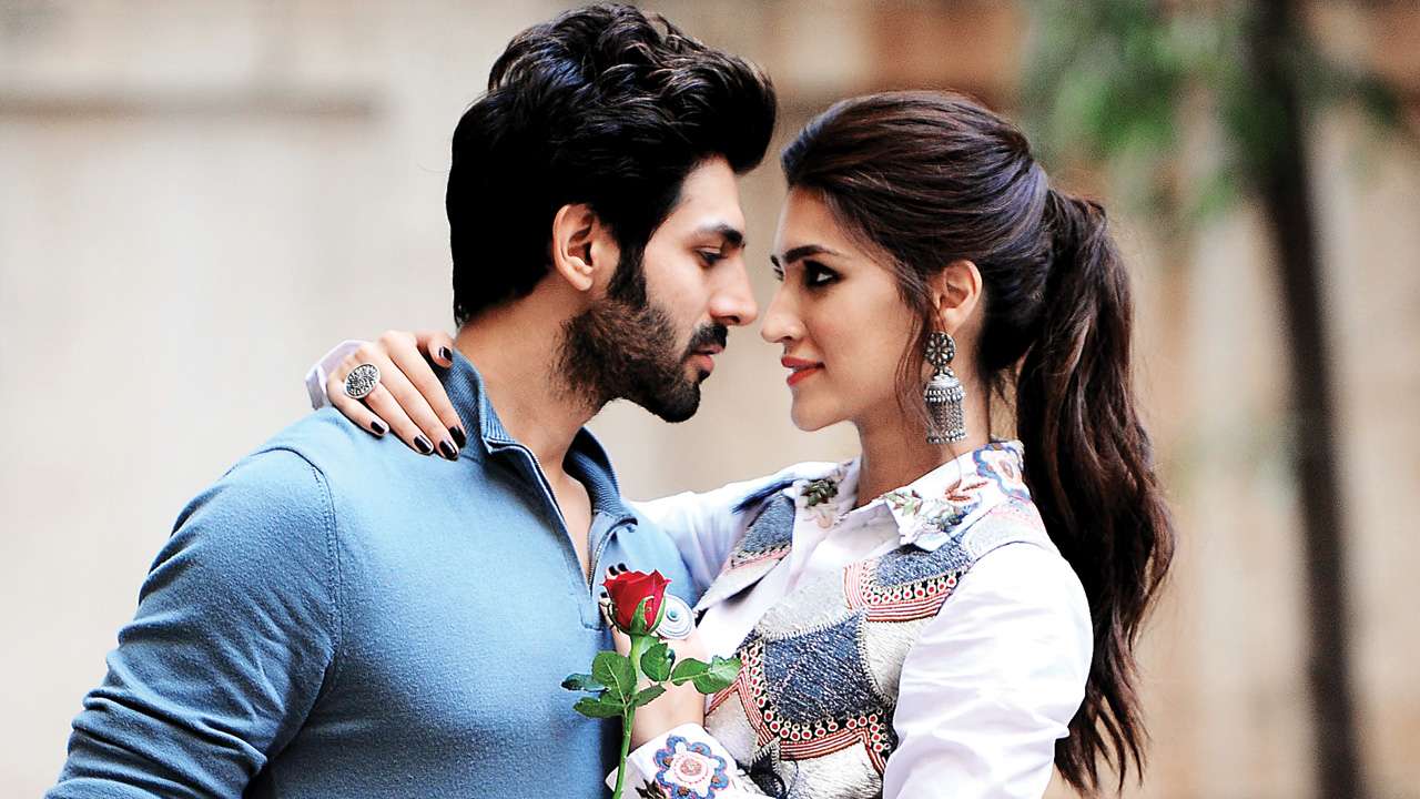 मॉरीशस से लौटते ही कार्तिक आर्यन और कृति सेनन ने एक-दूसरे को गले लगाया Kartik Aaryan and Kriti Sanon Hug Each