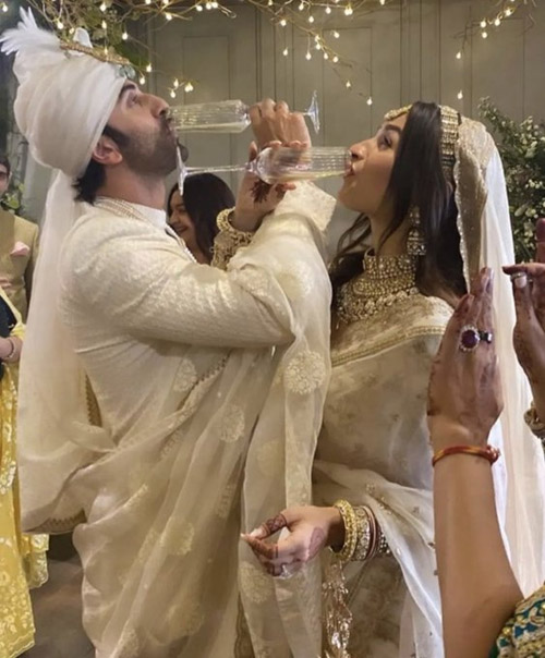 Ranbir-Alia Wedding New Images परिणय सूत्र में बंधे आलिया-रणबीर, यहां देखिए पहली तस्वीर