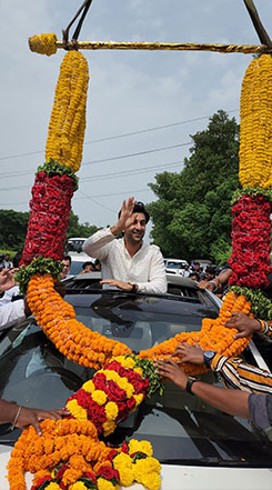 विशाखापट्टनम में रणबीर कपूर का भव्य स्वागत, प्रशंसकों ने क्रेन से पहनाई माला