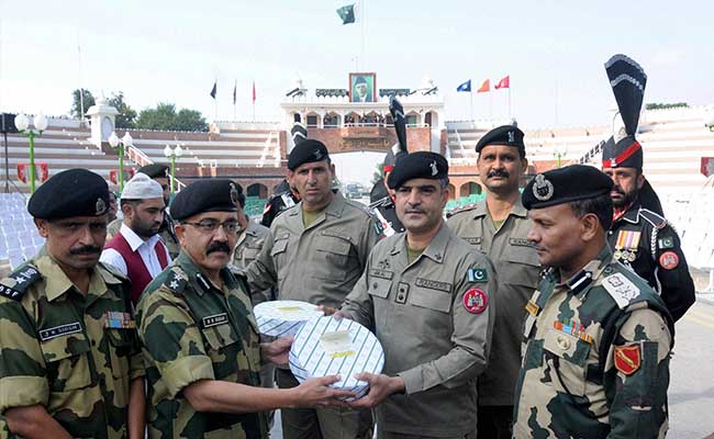 Wagah Border News: बीएसएफ और पाकिस्तान रेंजर्स ईद के मौके पर मिठाई के साथ दी एक दूसरे को शुभकामनाएं