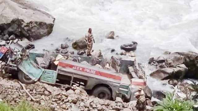 जम्मू-कश्मीर के पहलगाम में बड़ा हादसा : ITBP जवानों को ले जा रही बस खाई में गिरी