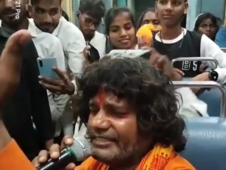 Jabalpur Viral Video: 1 शख़्स ने ट्रेन में शानदार गाना गाकर जीता यात्रियों का दिल, वीडियो वायरल!