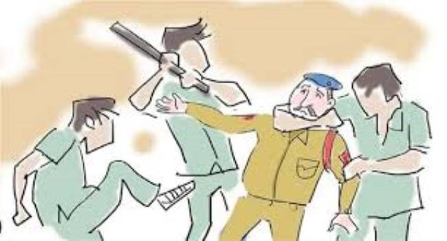 MP NEWS: सटोरिये को पकड़ने गई पुलिस पर ग्रामीणों ने किया पथराव, हमलावरों में महिलाएं भी शामिल