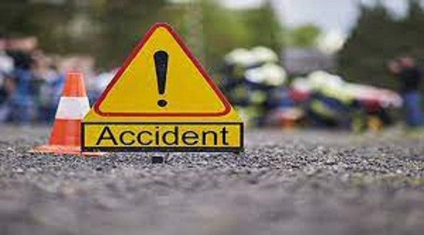  Road Accident: बाइक सवार को बचाने के चक्कर में पेड़ से टकराई कार- हादसे में कई घायल