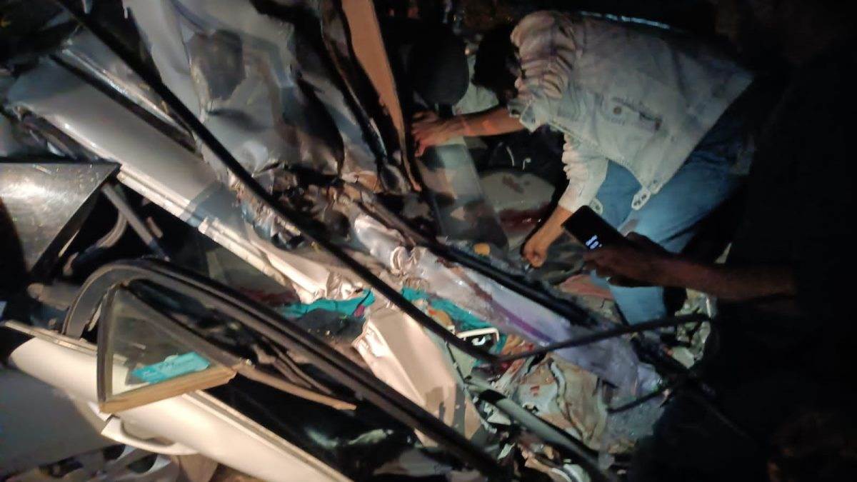 Accident: ट्रक-कार की जबरदस्त टक्कर, 5 की मौत