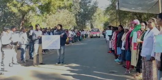 Contract health workers strike: संविदा स्वास्थ्य कर्मचारियों की हड़ताल का पांचवा दिन, ह्यूमन चेन बनाकर जमकर करी नारेबाजी