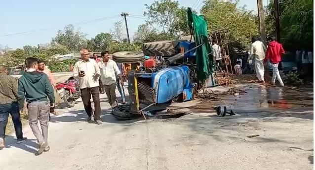 Burhanpur: बैलेंस बिगड़ने से ट्रेक्टर ट्राली पलटी, 6 लोग गंभीर रूप से घायल