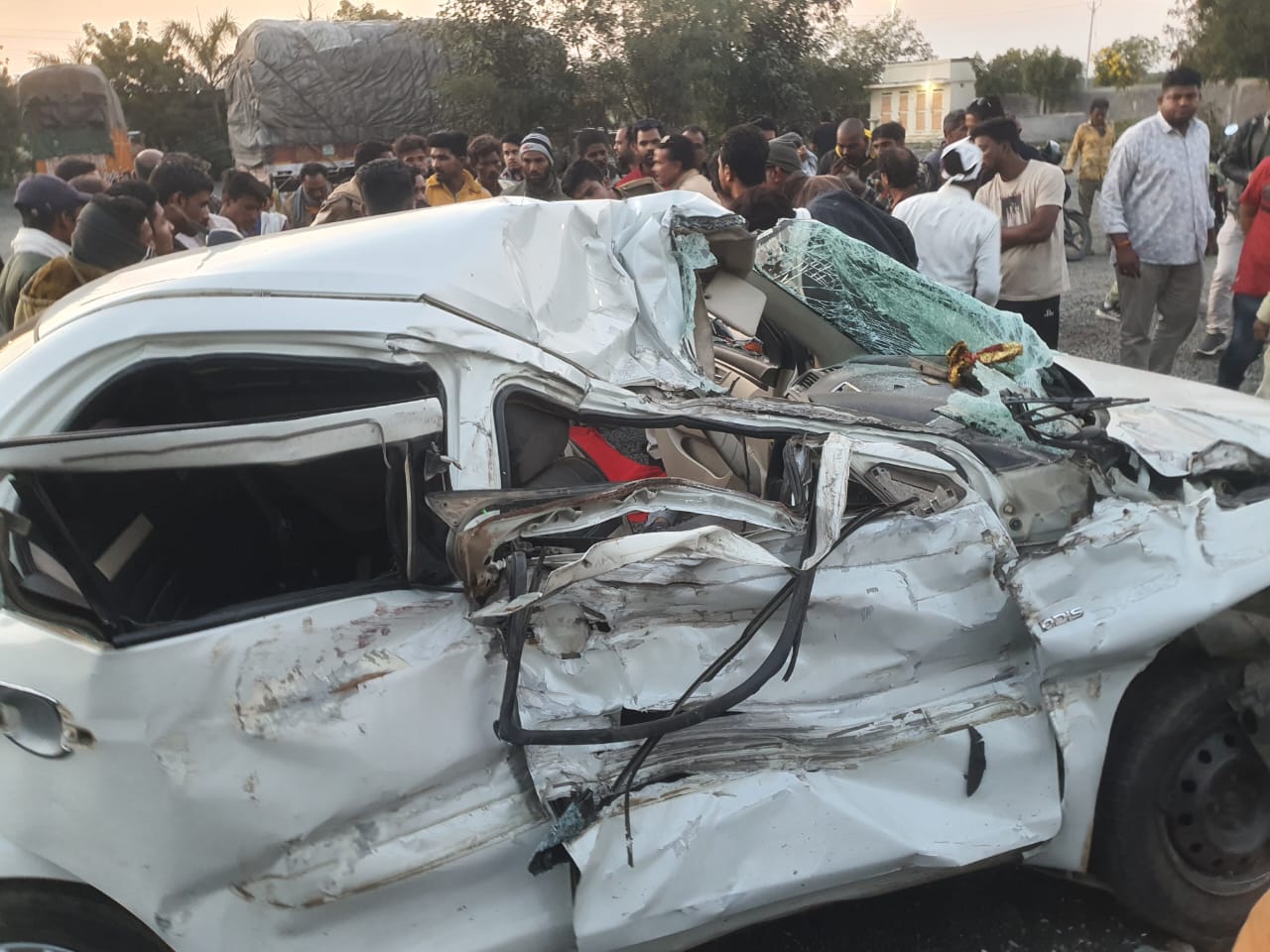 Road Accident: मंदसौर में दर्दनाक सड़क हादसा, ट्रेलर की स्विफ्ट कार से भिषण टक्कर, 3 की मौत-4 घायल!