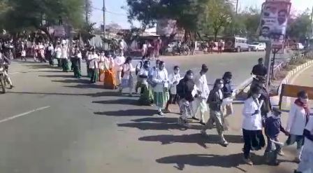 Contract health worker strike:परमानेंट करने की मांग, हाथो में तिरंगा लेकर स्वास्थ्य न्याय यात्रा निकाली