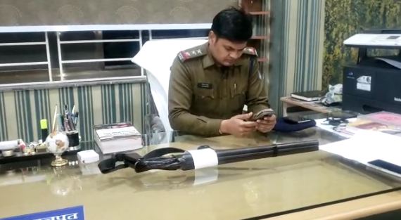 MP: युवक सरेआम कर रहा था हवाई फायर, मौके पर पहुंची पुलिस, करा गिरफ्तार