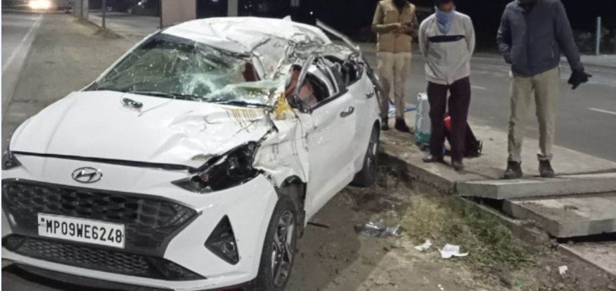 Accident: ट्रक की लाइट आखों में पड़ी, अनियंत्रित होकर पलटी कार, 1 की मौत