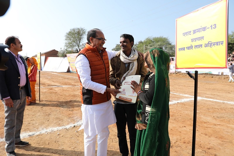 Tikamgarh: मुख्यमंत्री शिवराज सिंह चौहान का बड़ा ऐलान- गरीबों को जमीन खरीद कर देगी  सरकार