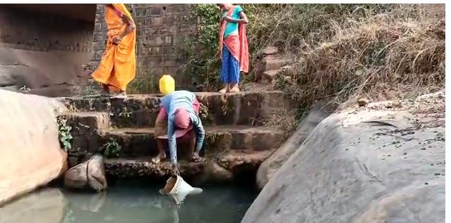 Satna: राज्यमंत्री के ग्रह विधानसभा क्षेत्र में नाले का पानी पीने को मजबूर हैं आदिवासी