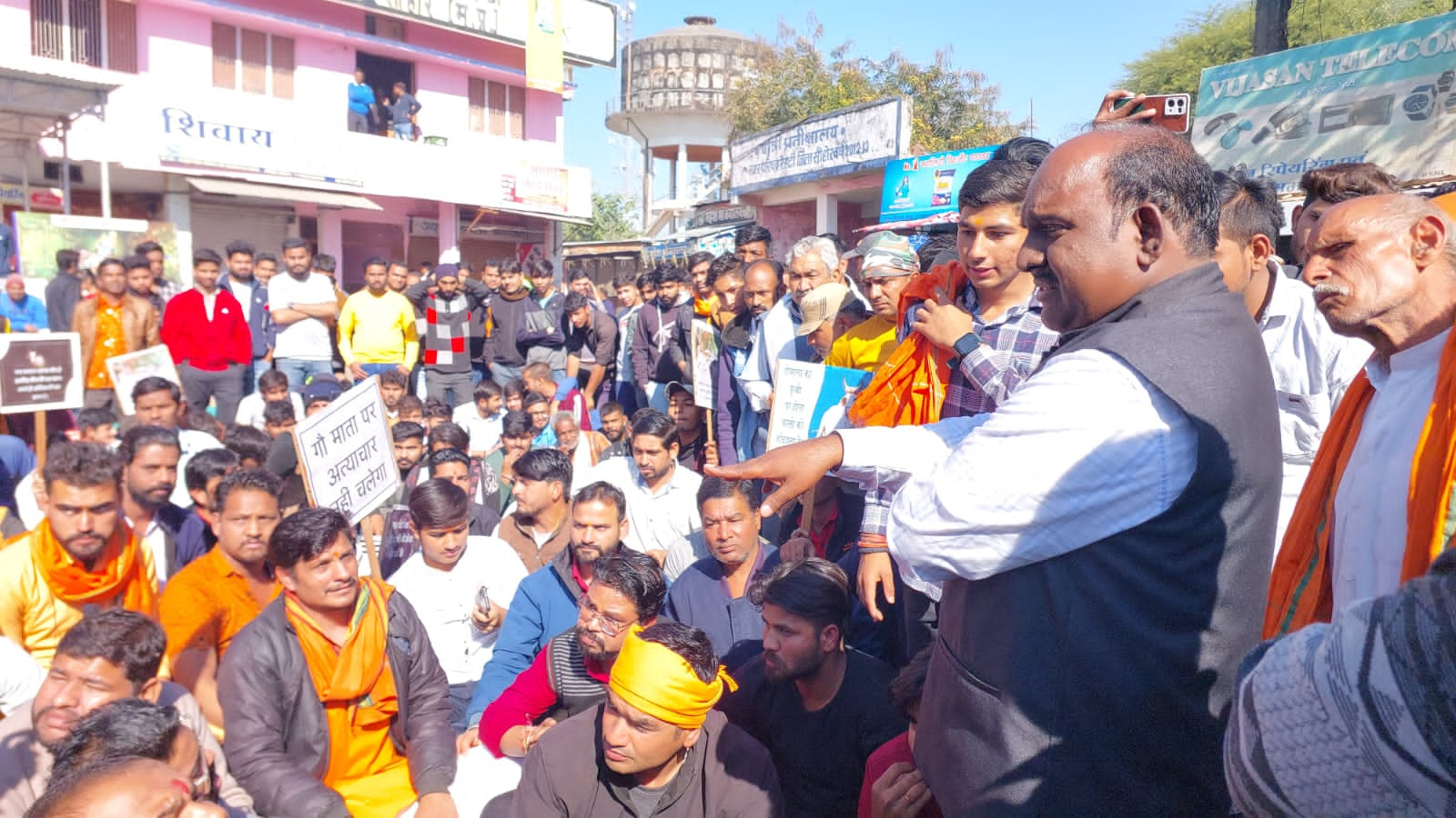 MP: गोरक्षा के लिए सड़क पर उतरे बजरंग दल एवं गोरक्षा समिति, शहर बंद का किया था आह्वान