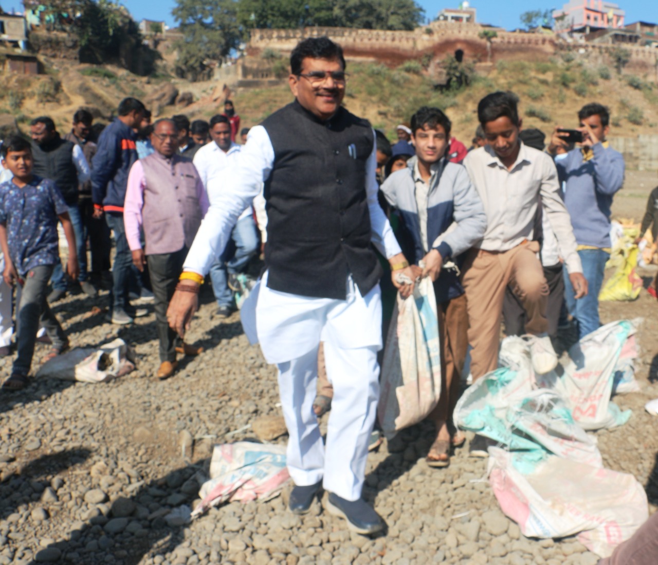 Burhanpur: ताप्ती नदी के बोरीबंधान कार्य में सांसद सहित जनप्रतिनिधियों ने किया श्रमदान