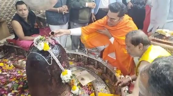 Ujjain: फिल्म अभिनेता आशुतोष राणा ने किए महाकाल मंदिर में दर्शन, गर्भगृह में पहुंचकर बाबा महाकाल का किया जलाभिषेक