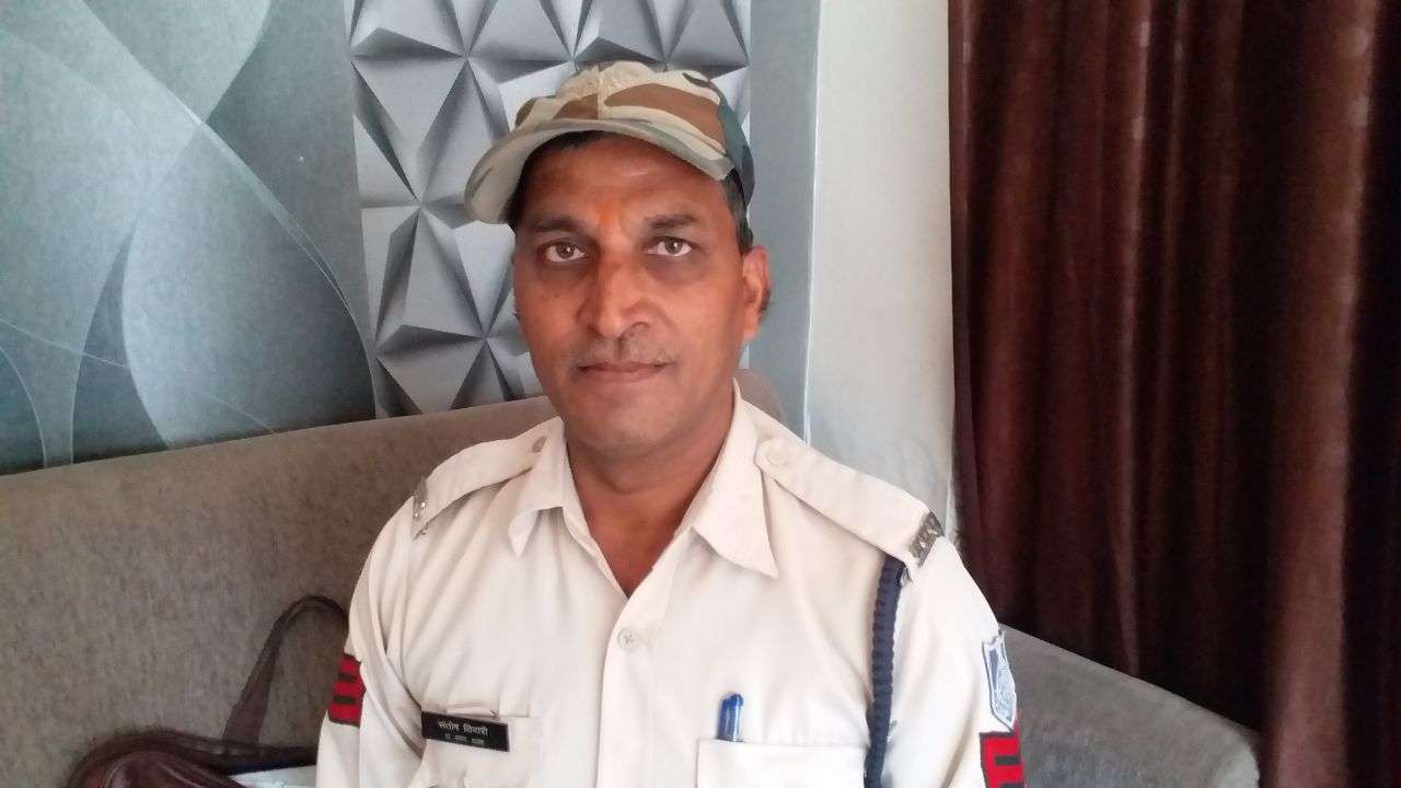 Damoh News: दमोह पुलिस के जेम्स बांड  एएसआई संतोष ने 300 गुमशुदा लोगों को ढूंढ़ने का बनाया रिकॉर्ड