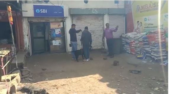 Shivpuri: SBI बैंक के ATM से लूट: चोरों ने कैमरे पर किया स्प्रे, गैस कटर से काटा ATM