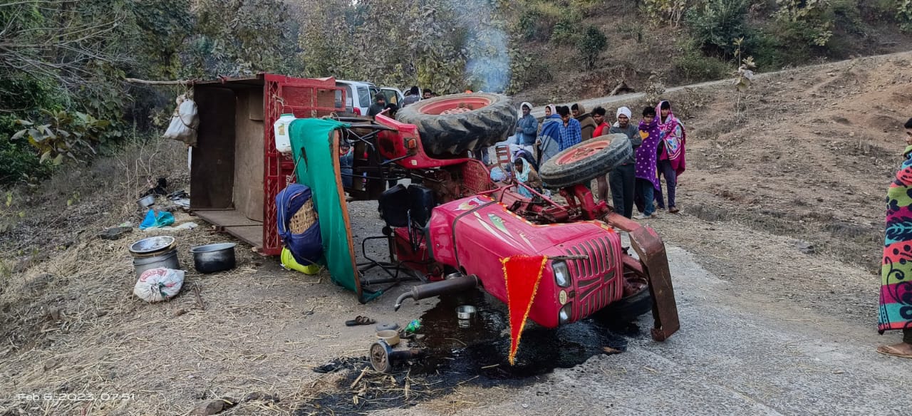 बैतूल में र्ददनाक हादसा, अनियंत्रित होकर पलटी ट्रैक्टर ट्राली, 40 घायल