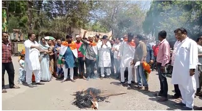 Burhanpur: यूथ कांग्रेस कमेटी ने भाजपा सरकार का पुतला दहन कर नरेंद्र मोदी के खिलाफ की नारेबाजी