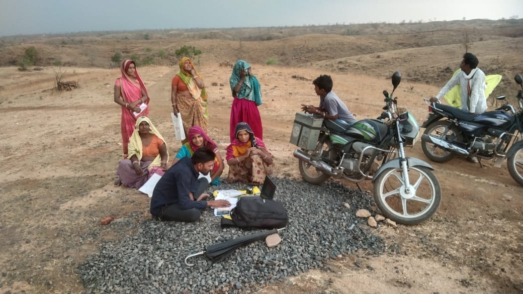 लाडली बहना योजना: गांवों में नेटवर्क नहीं मिल रहा तो पहाड़ पर चढ़कर ई-केवाईसी कर रहे अपडेट