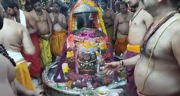 Ujjain: रंगों से सराबोर हुआ महाकाल का द्वार, भक्तों ने उड़ाया अबीर गुलाल