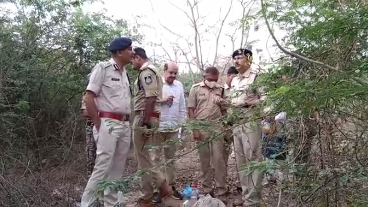 Gwalior Murder News: सिर कुचलकर महिला की हत्या, झाडि़यों के बीच मिला शव