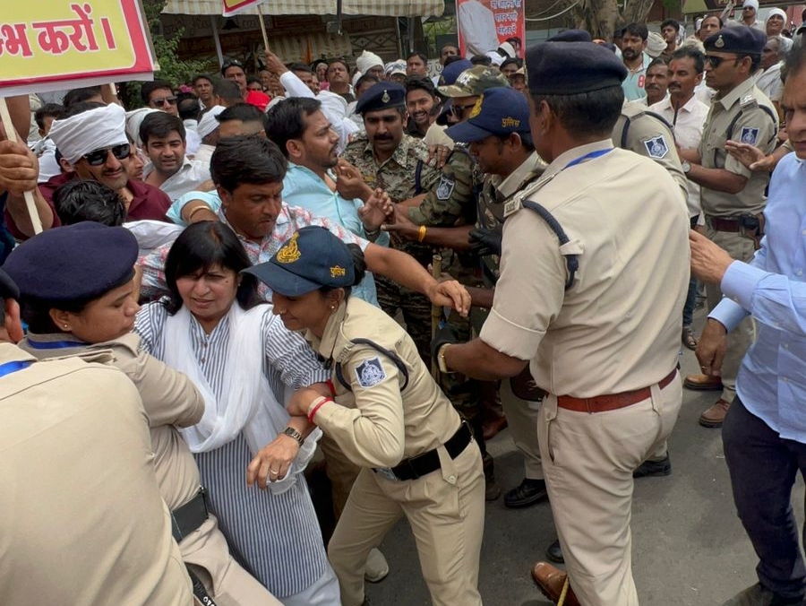 महेश्वर: कांग्रेस विधायक साधौ हुई गिरफ्तार, कमलनाथ ने कहा- सरकार का जनविरोधी चेहरा उजागर