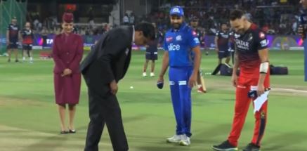 MI vs RCB: टॉस जीतकर आरसीबी ने किया गेंदबाजी करने का फैसला