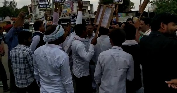 मुंगावली: प्रधानमंत्री का पुतला जलाने को लेकर पुलिस और कांग्रेसियों में झड़प