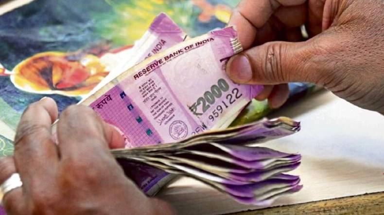 Note exchange: नोट बदलने के लिए लंबी कतार में लगे हैं लोग