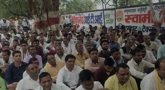 Cooperative employees strike: अपनी मांगों को लेकर तेज धूप में निकाली विशाल रैली, सामुहिक इस्तीफा देने को तैयार सहकारी कर्मचारी