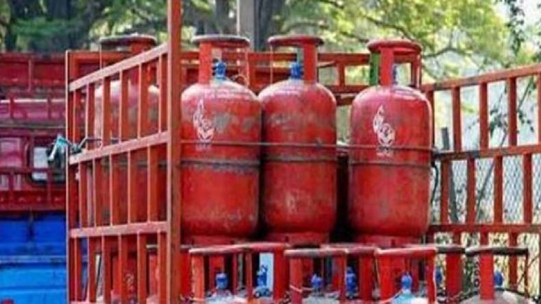 Cylinder price: चुनाव से पहले सिलेंडर के दाम को लेकर मास्टर स्ट्रोक लगा सकती है BJP