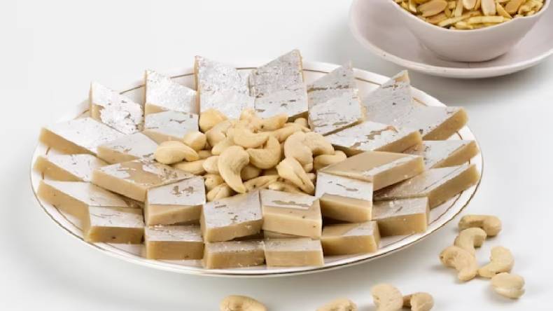 Kaju Katli Recipe: रक्षाबंधन के मौके पर ऐसे बनाए घर में काजु कतली