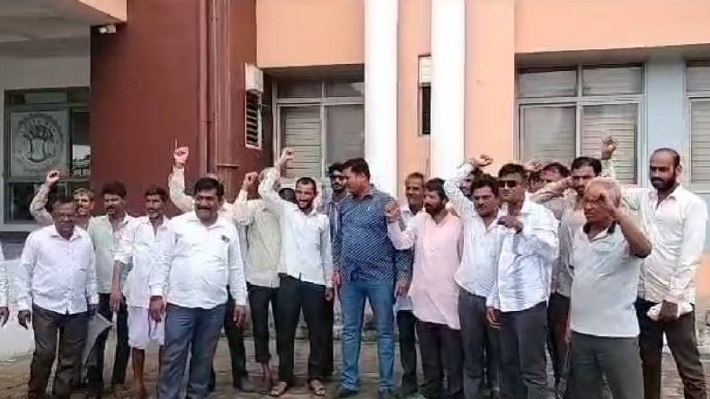 Ratlam: रतलाम एक्सप्रेस वे 8लेन के कारण आसपास के खेतों में भरा पानी, परेशान किसानों ने कलेक्टर से की मुलाकात