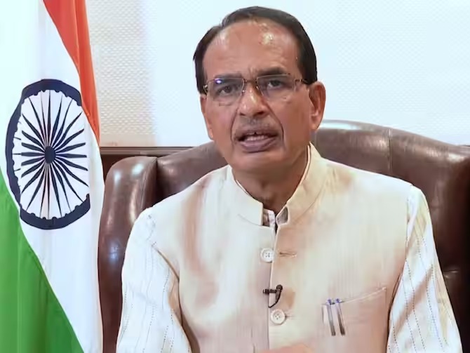 Shivraj Singh Chouhan: शिवराज सिंह चौहान ने पत्नी संग किया बप्पा का विसर्जन, कहा अगले बरस तू जल्दी आना