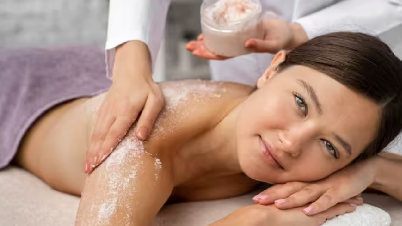 Body Polish: शरीर में चमक के लिए घर पर बनाए बॉडी पॉलिश