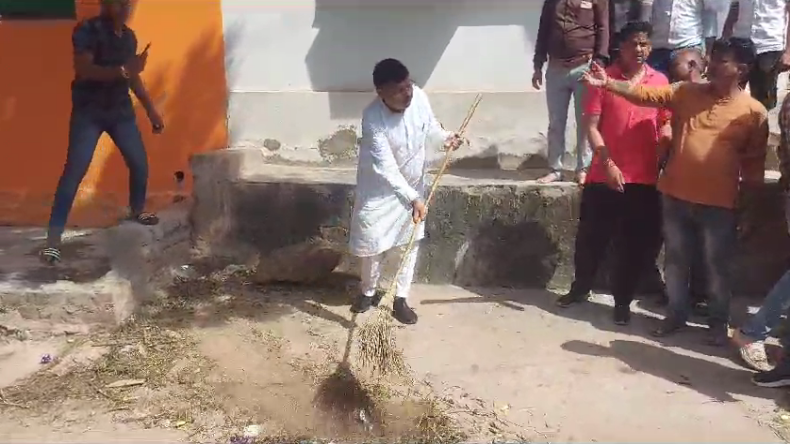 प्रदेश के ऊर्जा मंत्री प्रद्युम्न सिंह तोमर का अनोखा अंदाज! दिया स्वछता का संदेश, कचरा देख लगाई झाड़ू