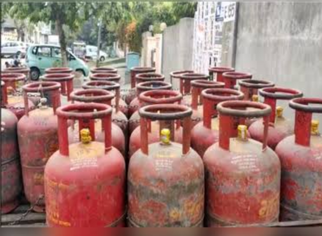 LPG Price Hike: नवंबर के पहले दिन लगा झटका, इतना महंगा हुआ LPG सिलेंडर