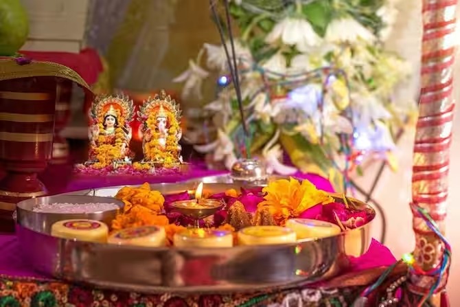 Diwali 2023: दिवाली पूजा के दौरान न करें ये गलती, वरना जीवन में बढ़ सकती हैं मुश्किलें