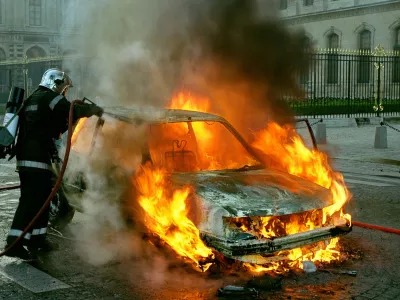 Car Fire: कार चलाने वाले ध्यान दें! आपके साथ भी हो सकता है ये हादसा, पढ़ें पूरी खबर