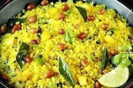 Poha Recipe: सुबह नाश्ते में बनाएं MP का मशहूर इंदौरी पोहा, जानें रेसिपी