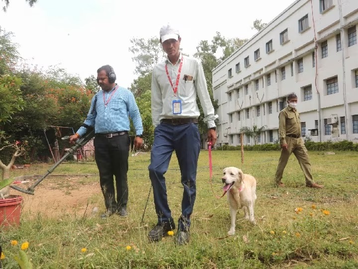 Bomb Threat: कई स्कूलों को बम से उड़ाने की धमकी, जांच में बम निरोधक दस्ता